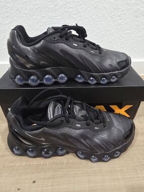Nike Air Max Dn8 Black Running Sneakers with Visible Air Cushioning